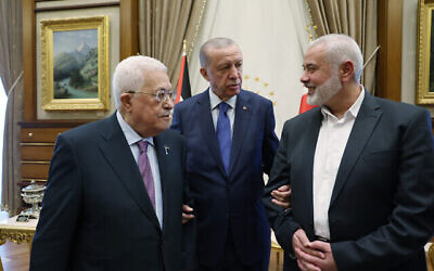 شرح عکس: محمود عباس رئیس تشکیلات خودگردان فلسطینیان (چپ)، رجب طیب اردوغان رئیس جمهوری ترکیه (وسط)، اسمعیل هنیه رهبر حماس حین دیداری در آنکارا، ۲۶ ژوئیهٔ ۲۰۲۳. 
(Turkish Presidency)