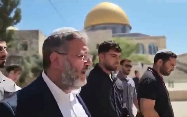 شرح عکس: ایتمامار بن گاویر وزیر امنیت ملی در ۱۳ اوت ۲۰۲۴، روز تشعا بآو به تپهٔ معبد مقدس در اورشلیم رفت و در نیایش به دیگران پیوست. (Otzma Yehudit/UGC/JERUSALEM WAQF/AFP) شرح عکس: ایتمامار بن گاویر وزیر امنیت ملی در ۱۳ اوت ۲۰۲۴، روز تشعا بآو به تپهٔ معبد مقدس در اورشلیم رفت و در نیایش به دیگران پیوست. (Otzma Yehudit/UGC/JERUSALEM WAQF/AFP)