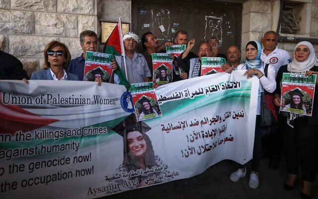 شرح عکس: اکتیویستهای فلسطینی در ۹ سپتامبر ۲۰۲۴ در مراسم تشییعی در شهر نابلس کرانه باختری، بانر و پرترهٔ عایشه-نور ازگی آیگی، کنشگر مقتول ترکیه-آمریکایی «جنبش بین المللی همبستگی» را بالا برده-اند.
(Jaafar Ashtiyeh / AFP) شرح عکس: اکتیویستهای فلسطینی در ۹ سپتامبر ۲۰۲۴ در مراسم تشییعی در شهر نابلس کرانه باختری، بانر و پرترهٔ عایشه-نور ازگی آیگی، کنشگر مقتول ترکیه-آمریکایی «جنبش بین المللی همبستگی» را بالا برده-اند.
(Jaafar Ashtiyeh / AFP)