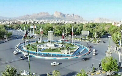عکس آرشیو: زنی در ۱۹ آوریل ۲۰۲۴ در تهران از مقابل بانری با تصویر موشکهای پرتاب-شده میگذرد. 
(AP Photo/Vahid Salemi, File)
