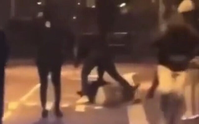 شرح عکس: در فیلمی که در شبکهٔ اجتماعی منتشر شد، دیده میشود که مهاجمان پس از بازی فوتبال ۸ نوامبر ۲۰۲۴ در آمستردام، به هواداران تیم مکابی تل آیو حمله بردند.
(Social media/X; used in accordance with Clause 27a of the Copyright Law) شرح عکس: در فیلمی که در شبکهٔ اجتماعی منتشر شد، دیده میشود که مهاجمان پس از بازی فوتبال ۸ نوامبر ۲۰۲۴ در آمستردام، به هواداران تیم مکابی تل آیو حمله بردند.
(Social media/X; used in accordance with Clause 27a of the Copyright Law)