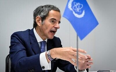 شرح عکس: رافائل ماریانو گروسی، مدیر کل آژانس بین-المللی انرژی اتمی (IAEA) در ۱۲ نوامبر ۲۰۲۴ در  کنفرانس تغییرات آب و هوایی سازمان ملل متحد (COP29) حین مصاحبه با خبرگزاری فرانسه در باکو دیده میشود. (Alexander Nemenov/AFP)