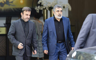 رضا نجفی، معاون وقت وزیر خارجهٔ ایران، چپ، بهروز کمالوندی سخنگوی AEOI، حین خروج از کاخ کوبورگ، محل برگزاری مذاکرات هسته-ای پشت درهای بسته، وین، اتریش، ۵ اوت ۲۰۲۲. (AP/Florian Schroetter)