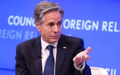 شرح عکس: آنتونی بلینکن وزیر خارجه ایالات متحده حین پاسخ به سؤالات حاضران در جلسهٔ «شورای روابط خارجی» در شهر نیویورک، ۱۸ دسامبر ۲۰۲۴. (Charly Triballeau/AFP)