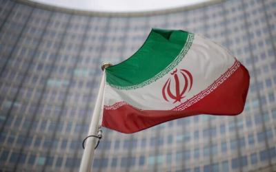 شرح عکس: در عکسی که سازمان انرژی اتمی ایران در ۶ نوامبر ۲۰۱۹ منتشر کرد، لیفتراک یک بشکهٔ حاوی گاز هگزافلورید اورانیوم را برای تزریق گاز به سنتریفیوژهای ایران در تأسیسات هسته ای فردوی ایران بالا برده است.(Atomic Energy Organization of Iran via AP)