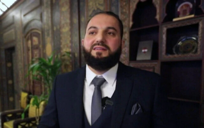 شرح عکس: ماهر مروان، فرماندار دمشق، حین گفتگو با تلویزیون خبرگزاری فرانسه در بارهٔ چالش های پیش روی دولت انتقالی سوریه، ۱۵ دسامبر ۲۰۲۴.  (BAKR ALKASEM / AFPTV / AFP)