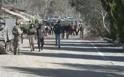 شرح عکس: در فیلم ساکنان محلی در ۱۸ فوریهٔ ۲۰۲۵، حین بازگشت به روستای عدیسه در جنوب لبنان دیده می شوند. همزمان در پی عقب نشینی نیروهای دفاعی اسرائیل طبق قرارداد آتش بس، ارتش لبنان در محل مستقر می شود.
(KAMAL MEHANNA/AFPTV/AFP)