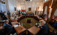 شرح عکس: بدر عبدالعاطی وزیر خارجهٔ مصر (وسط) در رأس جلسهٔ وزیران اردن، عربستان سعودی، قطر، امارات، که برای بحث پیرامون طرح دونالد ترامپ رئیس جمهوری ایالات متحده راجع به پذیرش آوارگان فلسطینی نوار غزه در مصر و اردن در ۱ فوریهٔ ۲۰۲۵ در قاهره تشکیل شد. (Khaled Desouki / AFP)