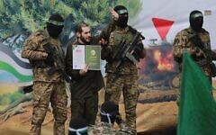 شرح عکس: الیا کوهن، گروگان اسرائیلی، پیش از آزادی به همراه دو گروگان دیگر در ۲۲ فوریهٔ ۲۰۲۵ در نصیرات؛ دو طرف او را رزمندگان فلسطینی حماس گرفته اند، و تحت فشار، دست تکان می دهد.
(Bashar TALEB / AFP)
