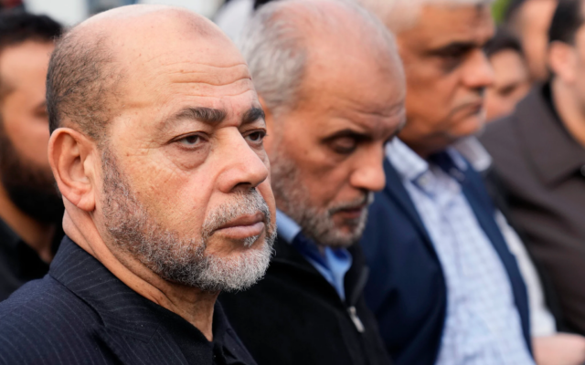 شرح عکس: موسی ابومرزوق، عضو شاخهٔ سیاسی حماس، جلو، در مراسم تشییع صالح عروری در بیروت، لبنان، ۴ ژانویه ۲۰۲۴. (AP Photo/Hussein Malla)
