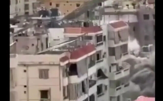 شرح عکس: از محل حملهٔ هوایی اسرائيل به جنوب بیروت در ۲۸ مارس ۲۰۲۵ دود بهوا خاسته است.
(Kamal Mehanna/STRINGER/AFP/AFPTV/X; used in accordance with Clause 27a of the Copyright Law)