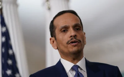 شرح عکس: شیخ محمد بن عبدالله بن جاسم  آل ثانی، نخست وزیر و وزیر خارجهٔ قطر حین گفتگو با مطبوعات در وزارت خارجهٔ ایالات متحده در واشنگتن، دی.سی.، ۵ مارس ۲۰۲۴. (Drew Angerer/AFP)