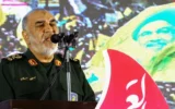 شرح عکس: پاسدار حسین سلامی حین سخنرانی در مراسم یادبود سید حسن نصرالله رهبر مقتول حزب الله و جانشین وی هاشم صفی الدین در مسجد جامع تهران، تهران، پایتخت ایران، ۲۳ فوریهٔ ۲۰۲۵. (ATTA KENARE / AFP)