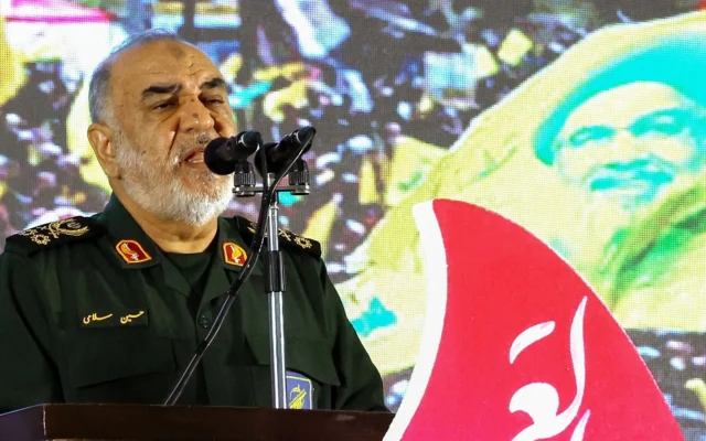 شرح عکس: پاسدار حسین سلامی حین سخنرانی در مراسم یادبود سید حسن نصرالله رهبر مقتول حزب الله و جانشین وی هاشم صفی الدین در مسجد جامع تهران، تهران، پایتخت ایران، ۲۳ فوریهٔ ۲۰۲۵. (ATTA KENARE / AFP) شرح عکس: پاسدار حسین سلامی حین سخنرانی در مراسم یادبود سید حسن نصرالله رهبر مقتول حزب الله و جانشین وی هاشم صفی الدین در مسجد جامع تهران، تهران، پایتخت ایران، ۲۳ فوریهٔ ۲۰۲۵. (ATTA KENARE / AFP)