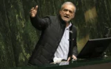 شرح عکس: مسعود پزشکیان رئیس جمهوری ایران حین سخنرانی خطاب به نمایندگان مجلس در جلسهٔ استیضاح وزیر دارایی کشور در تهران، ۲ مارس ۲۰۲۵. (ATTA KENARE / AFP)
