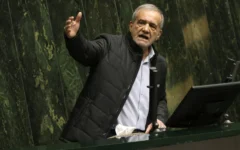 شرح عکس: مسعود پزشکیان رئیس جمهوری ایران حین سخنرانی خطاب به نمایندگان مجلس در جلسهٔ استیضاح وزیر دارایی کشور در تهران، ۲ مارس ۲۰۲۵. (ATTA KENARE / AFP)