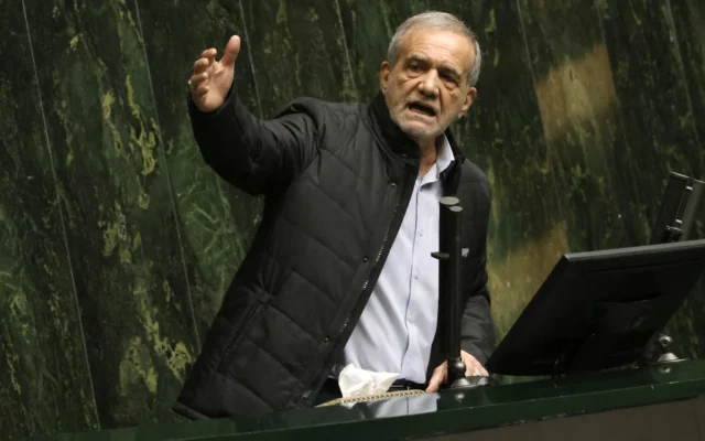 شرح عکس: مسعود پزشکیان رئیس جمهوری ایران حین سخنرانی خطاب به نمایندگان مجلس در جلسهٔ استیضاح وزیر دارایی کشور در تهران، ۲ مارس ۲۰۲۵. (ATTA KENARE / AFP) شرح عکس: مسعود پزشکیان رئیس جمهوری ایران حین سخنرانی خطاب به نمایندگان مجلس در جلسهٔ استیضاح وزیر دارایی کشور در تهران، ۲ مارس ۲۰۲۵. (ATTA KENARE / AFP)