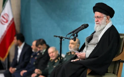 شرح عکس: علی خامنه ای ولی فقیه ایران و مسعود پزشکیان رئیس جمهوری ایران در ملاقات با مقامات دولتی ایران در تهران، ۸ مارس ۲۰۲۵. (KHAMENEI.IR / AFP)