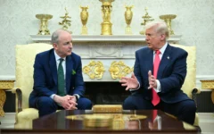 شرح عکس: دونالد ترامپ رئیس جمهوری ایالات متحده حین دیدار با مایکل مارتین نخست وزیر ایرلند در اتاق کار بیضی کاخ سفید در واشنگتن، دی.سی.، ۱۲ مارس ۲۰۲۵. (Photo by Mandel NGAN / AFP)
