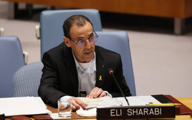 الی شرابی، از گروگانهای پیشین، در جلسهٔ ۲۰ مارس ۲۰۲۵ شورای امنیت سازمان ملل در شهر نیویورک، سرگذشت در ایام اسارت در دست حماس در غزه را بازمیگوید.
(Michael M. Santiago/Getty Images/AFP)