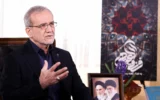 شرح عکس: مسعود پزشکیان رئیس جمهوری رژیم ایران در سخنرانی سالانهٔ نوروز، جشن ملی سال نو سرزمین ایران، تهران، ۲۰ مارس ۲۰۲۵. (Iranian Presidency / AFP)