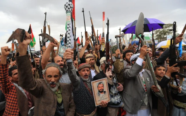 شرح عکس: حامیان شورشیان حوثی یمن در راهپیمایی بزرگداشت روز قدس در صنعا، ۲۸ مارس ۲۰۲۵. 
(Mohammed Huwais / AFP)
