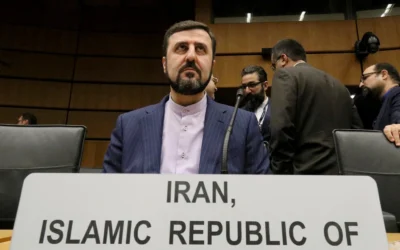 شرح عکس: در عکسی از ۲۱ نوامبر ۲۰۱۹، کاظم غریب آبادی، سفیر ایران در آژانس بین المللی انرژی اتمی، IAEA منتظر شروع جلسهٔ حکام آژانس در مرکز بین المللی در وین، اتریش دیده می شود. (AP Photo/Ronald Zak, file)