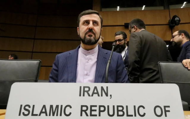 شرح عکس: در عکسی از ۲۱ نوامبر ۲۰۱۹، کاظم غریب آبادی، سفیر ایران در آژانس بین المللی انرژی اتمی، IAEA منتظر شروع جلسهٔ حکام آژانس در مرکز بین المللی در وین، اتریش دیده می شود. (AP Photo/Ronald Zak, file) شرح عکس: در عکسی از ۲۱ نوامبر ۲۰۱۹، کاظم غریب آبادی، سفیر ایران در آژانس بین المللی انرژی اتمی، IAEA منتظر شروع جلسهٔ حکام آژانس در مرکز بین المللی در وین، اتریش دیده می شود. (AP Photo/Ronald Zak, file)