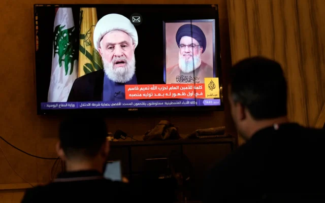 شرح عکس: مردم حین تماشای سخنرانی تلویزیونی رهبر جدید حزب الله، نعیم قاسم در شهر بندری جنوب سیدون، لبنان، ۳۰ اکتبر ۲۰۲۴. (AP Photo/Bilal Hussein)