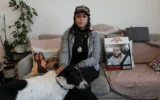 شرح عکس:  ایلانا گریتزیوسکی در ۱۵ دسامبر ۲۰۲۴، در  آپارتمان خود در کیریات گت، کنار عکسی از دوست پسرش، متان زانگوکر که همچنان در اسارت حماس در نوار غزه است، مقابل دوربین ایستاد. 
(AP Photo/Tsafrir Abayov)