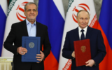 شرح عکس: ولادیمیر پوتین رئیس جمهوری روسیه، راست، و مسعود پزشکیان رئیس جمهوری ایران در مراسم امضا در کرملین، مسکو، روسیه، ۱۷ ژانویهٔ ۲۰۲۵. (Evgenia Novozhenina/Pool Photo via AP)