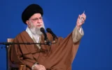 شرح عکس: علی خامنه ای ولی فقیه حین سخنرانی برای گروهی از مردم و مقامات در تهران، ۲۱ مارس ۲۰۲۵. (Office of the Iranian Supreme Leader via AP)