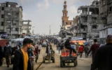 شرح عکس: فلسطینیان حین خرید مواد غذایی در بازاری در خان یونس، جنوب نوار غزه، ۸ مارس ۲۰۲۵.
(Abed Rahim Khatib/Flash90)