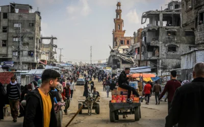 شرح عکس: فلسطینیان حین خرید مواد غذایی در بازاری در خان یونس، جنوب نوار غزه، ۸ مارس ۲۰۲۵.
(Abed Rahim Khatib/Flash90)