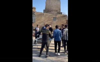 شرح عکس: یهودیان ایران در ۱۳ مارس ۲۰۲۵ بر مزار مردخای و استر در همدان می رقصند.
(X video screenshot: used in accordance with Clause 27a of the Copyright Law)