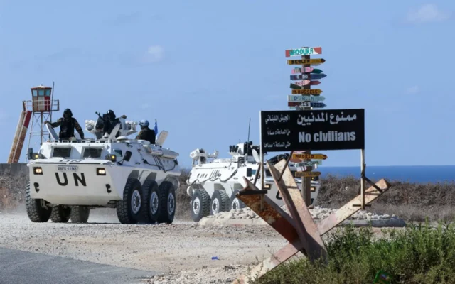 شرح عکس: کاروان محافظان صلح سازمان ملل (UNIFIL) در ۱۳ اکتبر ۲۰۲۰، حین نگهبانی در نزدیکی نقوره، لبنان، نزدیک مرز با اسرائیل، پیش از مذاکرات میان دو کشور. (Mahmoud Zayyat/AFP) شرح عکس: کاروان محافظان صلح سازمان ملل (UNIFIL) در ۱۳ اکتبر ۲۰۲۰، حین نگهبانی در نزدیکی نقوره، لبنان، نزدیک مرز با اسرائیل، پیش از مذاکرات میان دو کشور. (Mahmoud Zayyat/AFP)