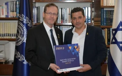 شرح عکس: ایتسخاک هرتزوگ حین گفتگو با رهبران یهودی در اقامتگاه خود در اورشلیم، ۲۶ مارس ۲۰۲۵.
(Amos Ben Gershom/GPO)