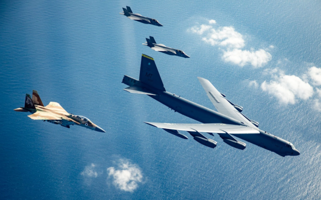 شرح عکس: جت های جنگندهٔ F-151 و F-351 در تمرینات ۴ مارس ۲۰۲۴، پهلو به پهلوی بمب افکن های B-52ایالات متحده پرواز می کنند. (Israel Defense Forces) شرح عکس: جت های جنگندهٔ F-151 و F-351 در تمرینات ۴ مارس ۲۰۲۴، پهلو به پهلوی بمب افکن های B-52ایالات متحده پرواز می کنند. (Israel Defense Forces)