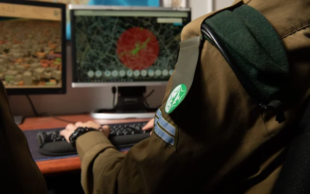 تزئینی: سربازی از ادارهٔ اطلاعات نظامی نیروهای دفاعی اسرائيل حین کار با کامپیوتر. 
(Israel Defense Forces)