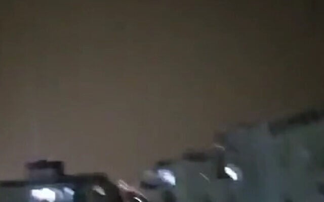 شرح عکس: در فیلم در شبکهٔ اجتماعی از ۶ آوریل ۲۰۲۵، راکت حماس حین اصابت به شهر اشکلون در جنوب اسرائیل دیده می شود. (X, used in accordance with Clause 27a of the Copyright Law)
