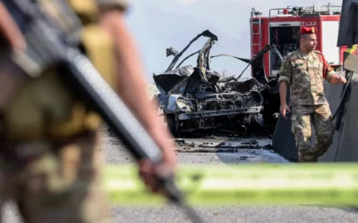 شرح عکس: سربازان لبنانی در ۳۱ اکتبر ۲۰۲۴، در محل حملهٔ پهبادی اسرائیل به هدف یک خودرو در جادهٔ بین المللی بیروت-دمشق در ناحیهٔ آرایا، شرق بیروت مشغول نگهبانی اند. (IBRAHIM AMRO / AFP)