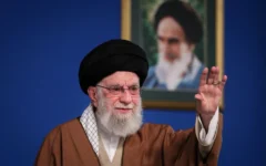 شرح عکس: در عکس خبری که بیت علی خامنه ای ولی فقیه ایران در ۲۱ مارس ۲۰۲۵ انتشار داد، وی در حال سخنرانی سالانهٔ نوروزی برای جمعیت در تهران ایران، مشاهده می شود. (KHAMENEI.IR / AFP)