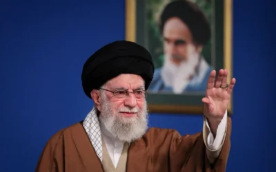 شرح عکس: در عکس خبری که بیت علی خامنه ای ولی فقیه ایران در ۲۱ مارس ۲۰۲۵ انتشار داد، وی در حال سخنرانی سالانهٔ نوروزی برای جمعیت در تهران ایران، مشاهده می شود. (KHAMENEI.IR / AFP)