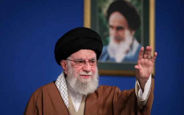 شرح عکس: در عکس خبری که بیت علی خامنه ای ولی فقیه ایران در ۲۱ مارس ۲۰۲۵ انتشار داد، وی در حال سخنرانی سالانهٔ نوروزی برای جمعیت در تهران ایران، مشاهده می شود. (KHAMENEI.IR / AFP) شرح عکس: در عکس خبری که بیت علی خامنه ای ولی فقیه ایران در ۲۱ مارس ۲۰۲۵ انتشار داد، وی در حال سخنرانی سالانهٔ نوروزی برای جمعیت در تهران ایران، مشاهده می شود. (KHAMENEI.IR / AFP)