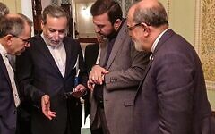 شرح عکس: در عکس خبری که که «خبر آنلاین» در ۱۲ آوریل ۲۰۲۲ منتشر کرد، عباس عراقچی وزیر خارجهٔ ایران، پس از ملاقاتی در مسقط در گیرودار مذاکرهٔ هسته ای با ایالات متحده، ضمن گفتگو با اعضای هیئت ایران (دومی از چپ) دیده می شود. (Photo by KhabarOnline / AFP)