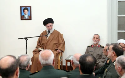 شرح عکس: در عکس خبری که بیت رهبری جمهوری اسلامی ارائه کرد، آیت الله خامنه ای ولی فقیه ایران در ملاقا تبا گروهی از فرماندهان نیروهای مسلح و جمعی از روحانیون در تهران، ۱۳ آوریل ۲۰۲۵ دیده می شود.
(KHAMENEI.IR / AFP)