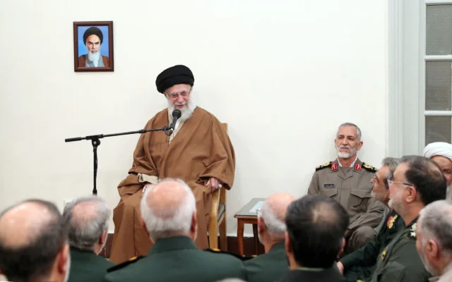 شرح عکس: در عکس خبری که بیت رهبری جمهوری اسلامی ارائه کرد، آیت الله خامنه ای ولی فقیه ایران در ملاقا تبا گروهی از فرماندهان نیروهای مسلح و جمعی از روحانیون در تهران، ۱۳ آوریل ۲۰۲۵ دیده می شود.
(KHAMENEI.IR / AFP) شرح عکس: در عکس خبری که بیت رهبری جمهوری اسلامی ارائه کرد، آیت الله خامنه ای ولی فقیه ایران در ملاقا تبا گروهی از فرماندهان نیروهای مسلح و جمعی از روحانیون در تهران، ۱۳ آوریل ۲۰۲۵ دیده می شود.
(KHAMENEI.IR / AFP)