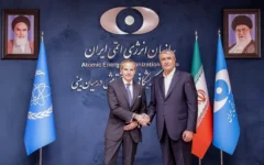 شرح عکس: در عکس خبری که سازمان انرژی اتمی ایران (AEOI) برای انتشار ارائه کرد، دیده می شود که محمد اسلامی، رئیس سازمان انرژی اتمی ایران (AEOI) (راست)، به رافائل گروسی دبیرکل آژانس بین المللی انرژی اتمی (IAEA) (چپ)، خوشامد می گوید؛ تهران، ۱۷ آوریل ۲۰۲۵. (Atomic Energy Organization of Iran / AFP)