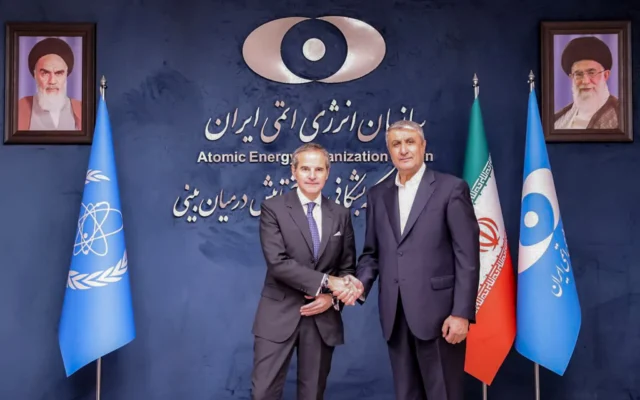 شرح عکس: در عکس خبری که سازمان انرژی اتمی ایران (AEOI) برای انتشار ارائه کرد، دیده می شود که محمد اسلامی، رئیس سازمان انرژی اتمی ایران (AEOI) (راست)، به رافائل گروسی دبیرکل آژانس بین المللی انرژی اتمی (IAEA) (چپ)، خوشامد می گوید؛ تهران، ۱۷ آوریل ۲۰۲۵. (Atomic Energy Organization of Iran / AFP)