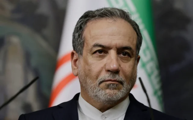 شرح عکس: عباس عراقچی وزیر خارجهٔ ایران در کنفرانس مشترک مطبوعاتی با وزیر خارجهٔ روسیه بعد از ملاقات این دو در ۱۸ آوریل ۲۰۲۵. (Tatyana MAKEYEVA / POOL / AFP)